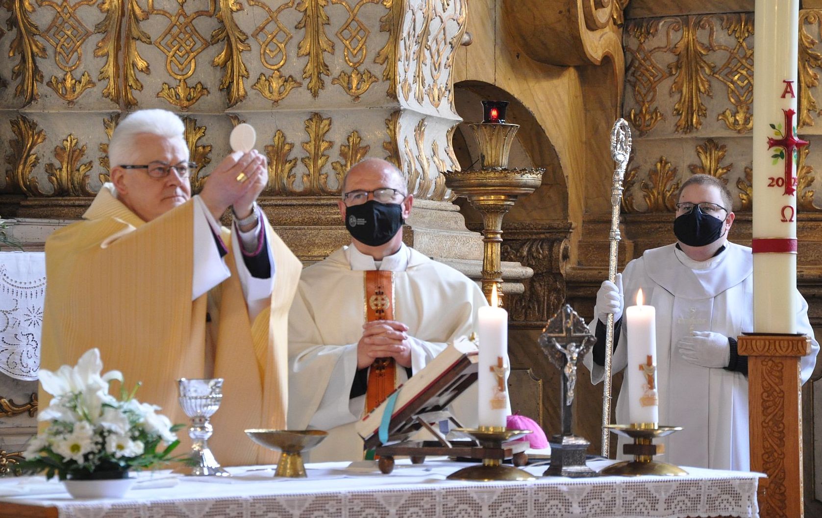 Húsvétvasárnapi ünnepi püspöki szentmise